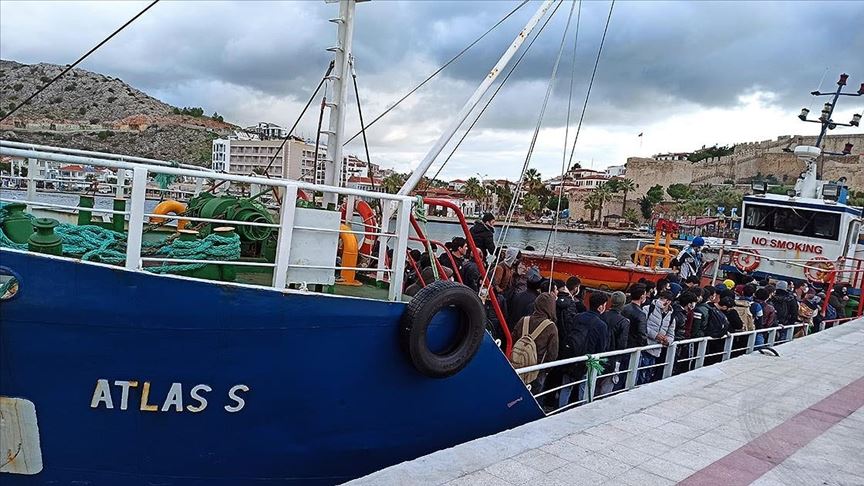Çeşme açıklarında gemide 187 sığınmacı yakalandı