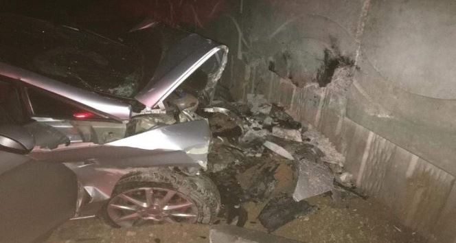 Otomobil köprü duvarına çarptı: 3 ölü