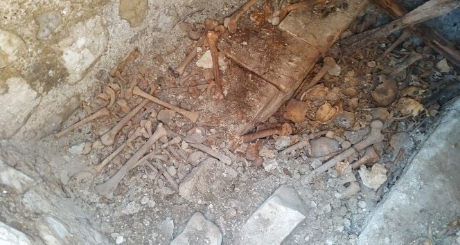 Tarlasını sürerken Roma dönemine ait toplu mezar buldu
