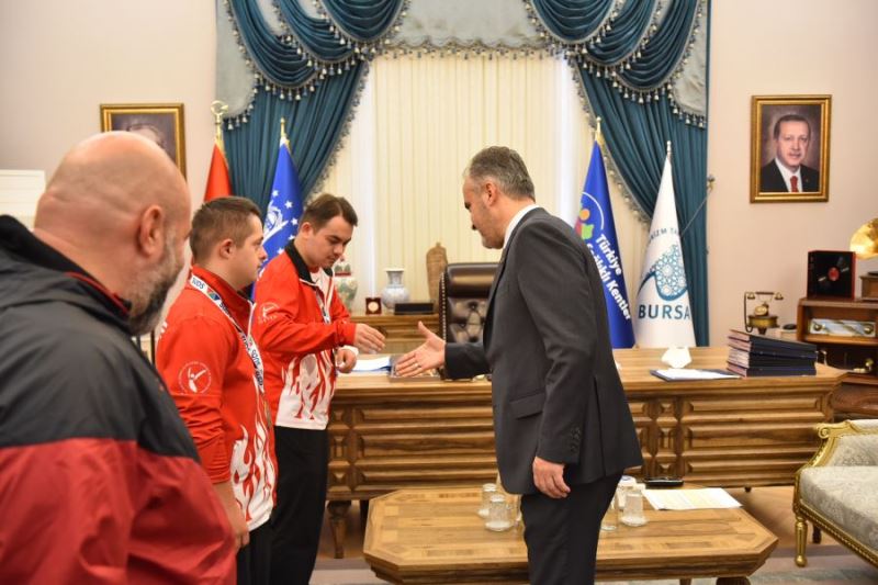 Başkan Aktaş Bursa’nın en özel şampiyonlarını makamında ağırladı