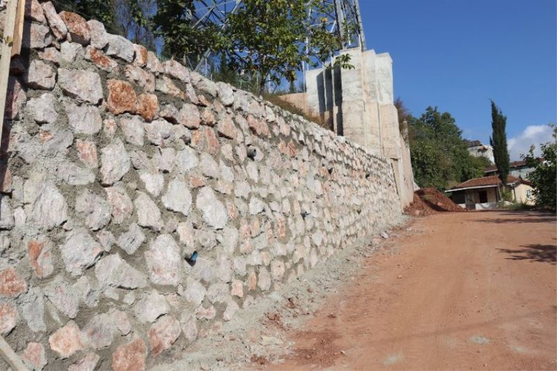 İzmit Serdar Mahallesine güvenlik için iki istinat duvarı 