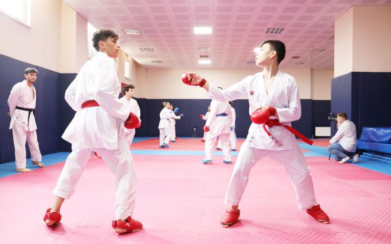 İzmitli karateciler Milli Takım seçmelerine hazırlanıyor