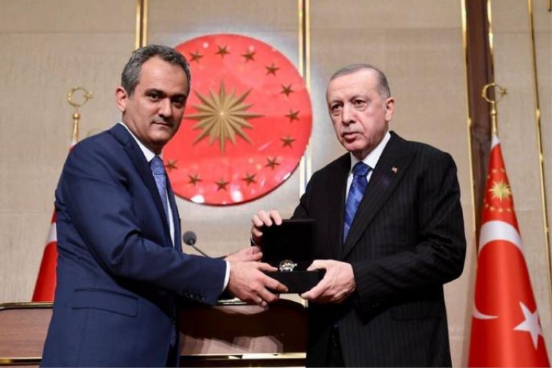 Bursalı öğrencilerin ürettiği ilk saat Cumhurbaşkanı Erdoğan