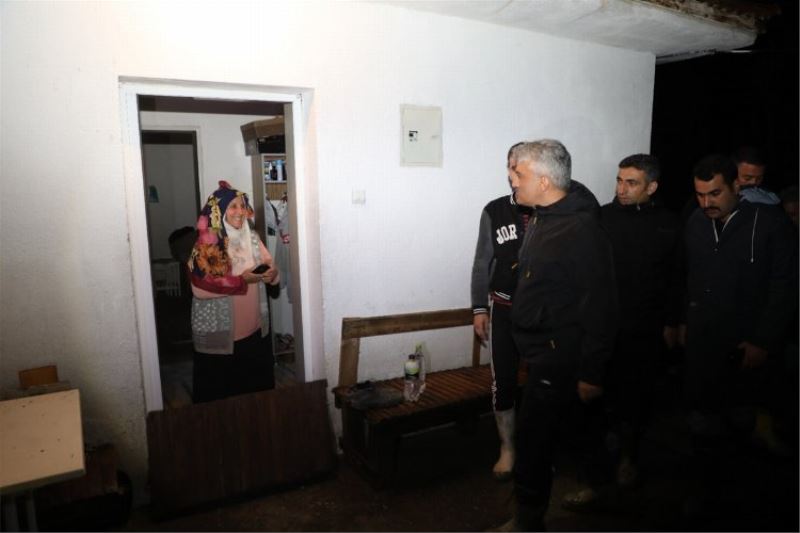 Erzincan’ı sel vurdu, vatandaş evlerine barikat kurdu