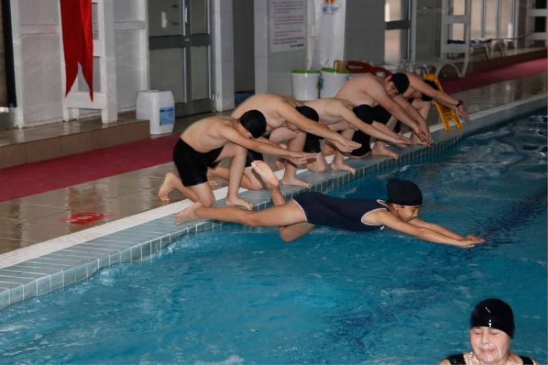 Adana’da gençler yaz-kış yüzme kursu