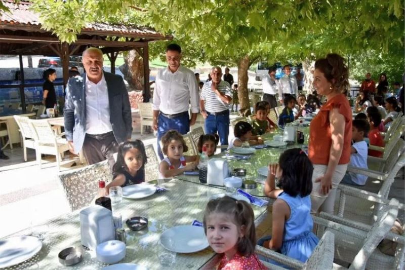 Malatya Doğanşehir Belediye Başkanı Durali Zelyurt çocuklarla buluştu