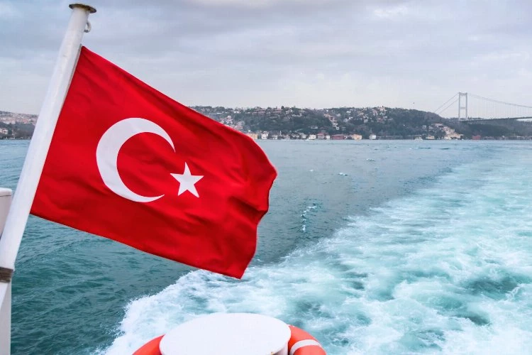 Teknelerdeki Türk Bayrağı