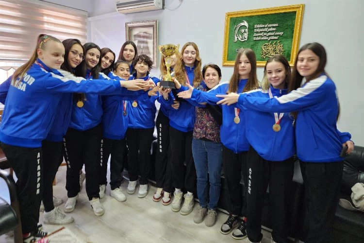 Ata Sporlu genç kızlardan Müdür Demirtaş