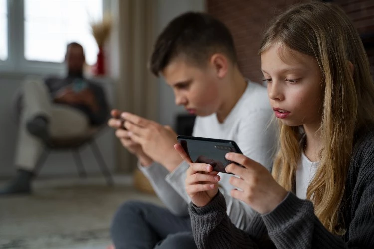 Sosyal medyanın yanlış kullanımı çocukları ve toplumu etkiliyor