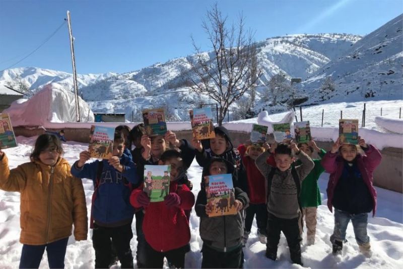 Gurbetçiden dağ köylerinde okuyan öğrencilere kitap yardımı