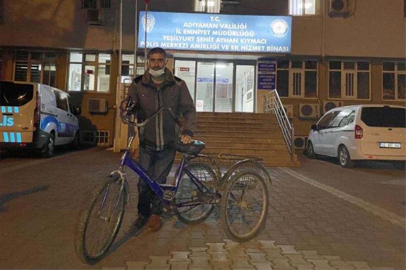 Adıyaman polisi engelli gencin çalınan bisikletini teslim etti
