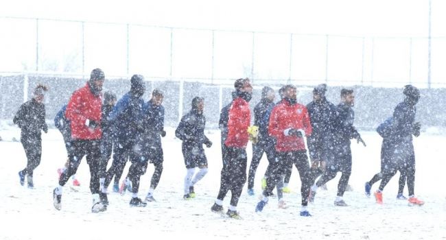 BB Erzurumspor yoğun kar yağışı altında çalıştı