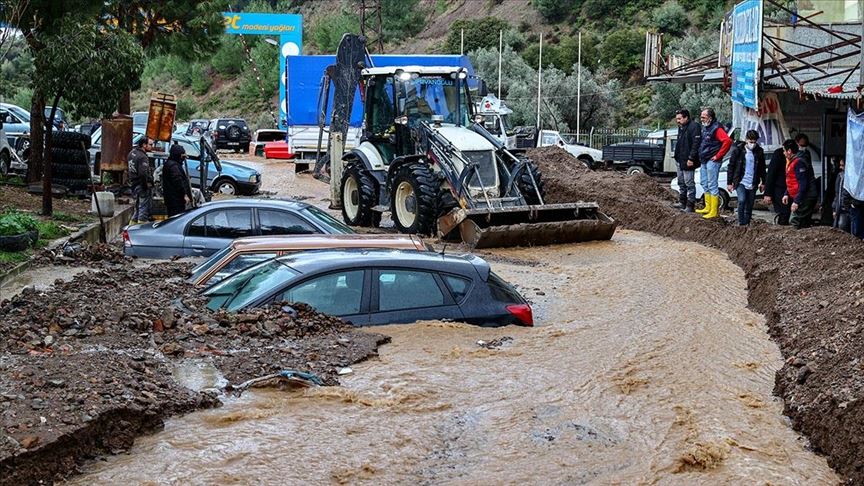 Sağanak nedeniyle bazı araçlar toprak altında kaldı