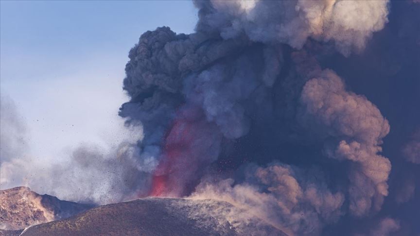 Etna Yanardağı lav püskürtmeye devam ediyor