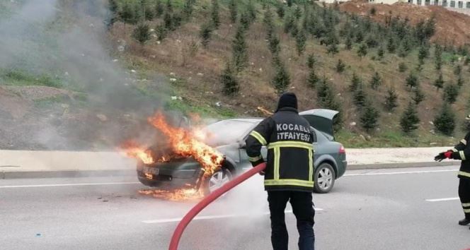 Seyir halindeki otomobil alev alev yandı!