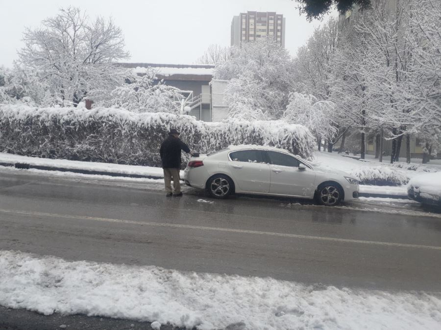 ANKARA GÜNE KARLA UYANDI