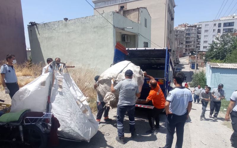 İzmir Karabağlar’da görüntü kirliliklerine zabıta müdahalesi