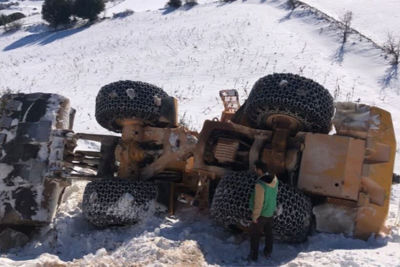 Adıyaman’da kar temizliği yapan kepçe devrildi