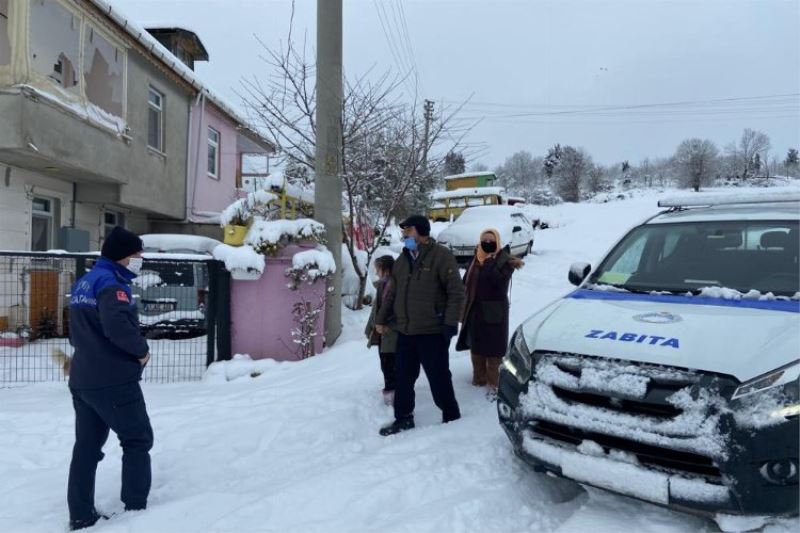 Hasta çocuğun yardımına zabıta koştu 