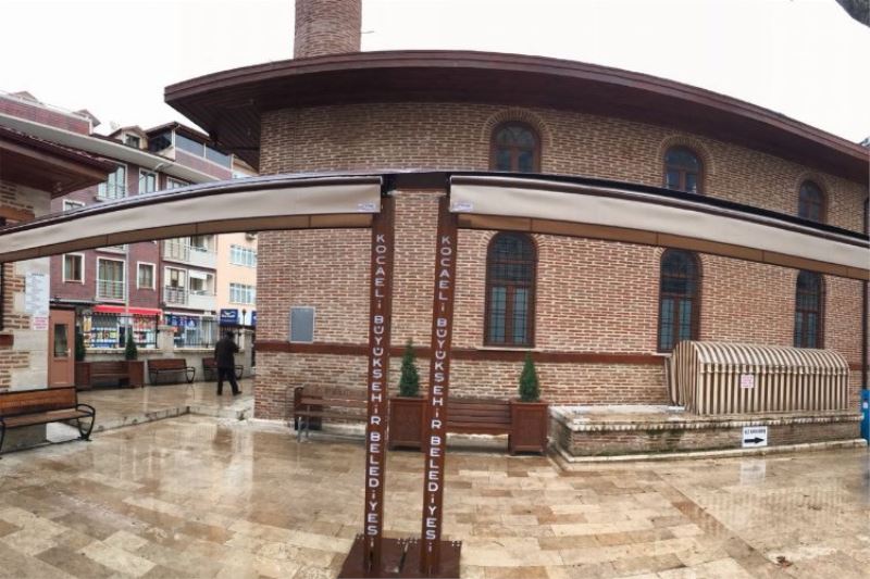 Kocaeli Büyükşehir, Çınarlı Camii’ne pergola sistemi kurdu