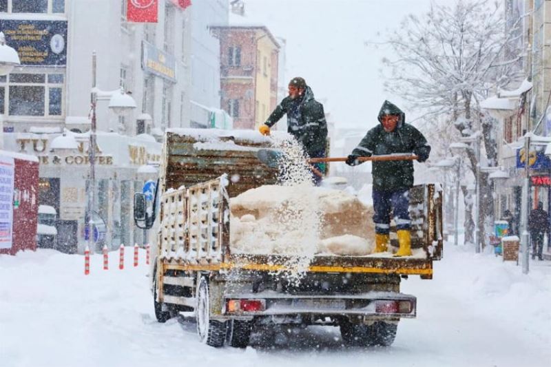 Aksaray Belediyesi 85 aracıyla kar mesaisinde 