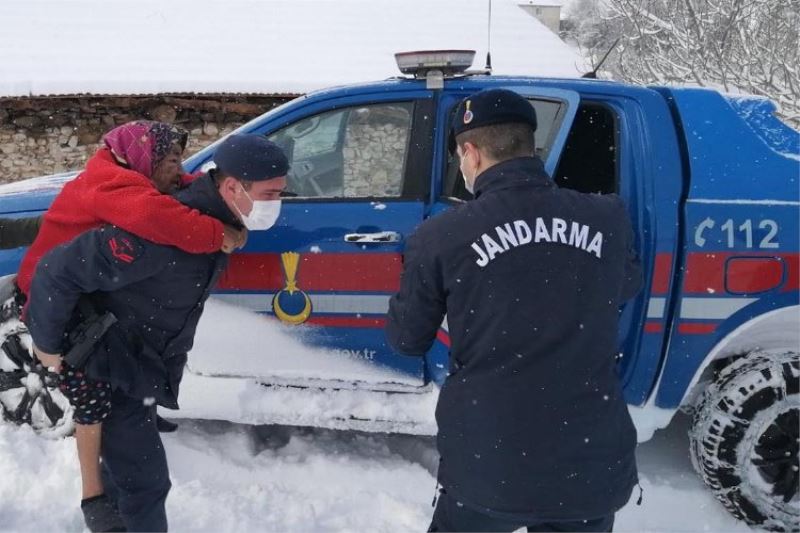 Yaşlı kadını jandarma sırtında taşıdı 