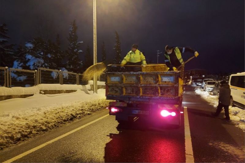 Kocaeli Gebze bölgesinde buzlanmaya karşı tuz ve solüsyon