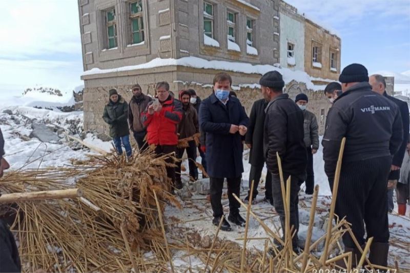 Yoğun kardan ağılın çatısı çöktü, 15 koyun telef oldu 