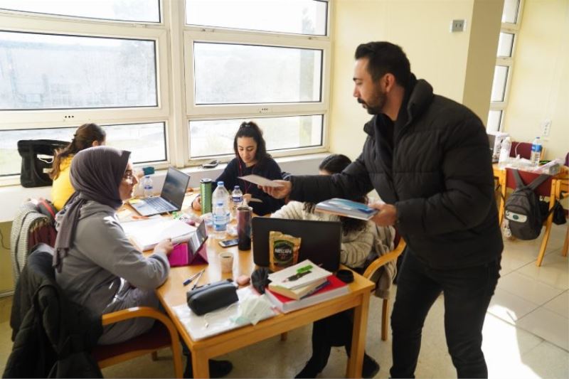 EGEKAF bilgilendirme standı Merkez Kütüphanede öğrencilerle buluşuyor