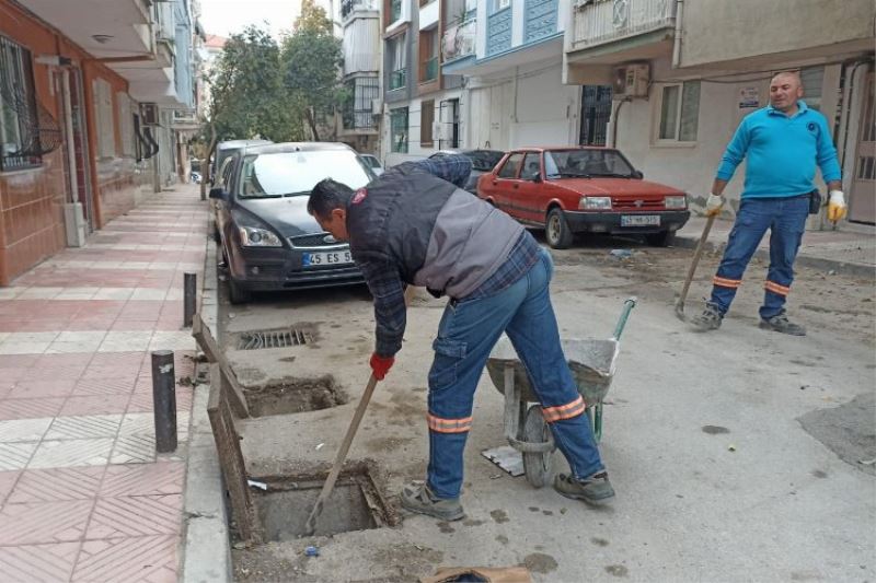 MASKİ yağmur suyu ızgaralarını temizliyor