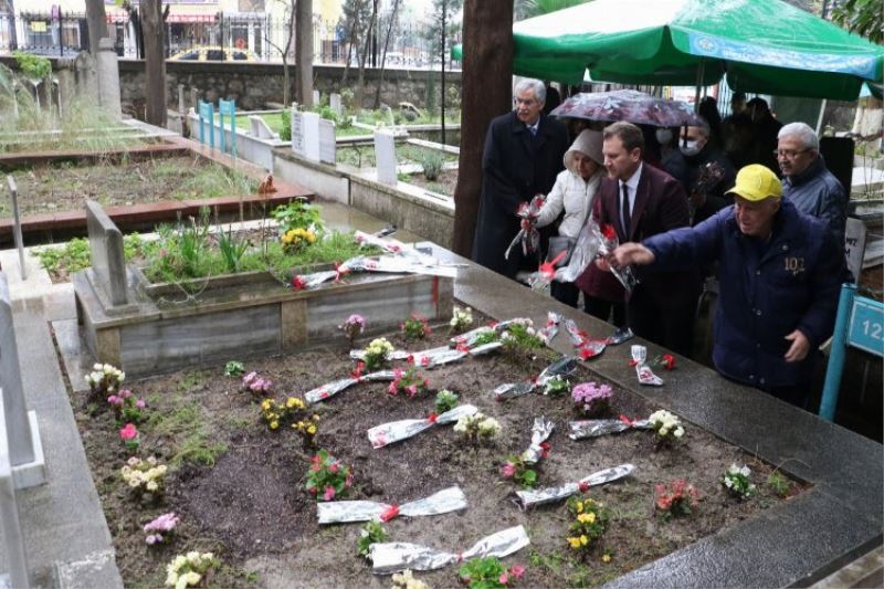 Manisa eski müftüsü mezarı başında anıldı