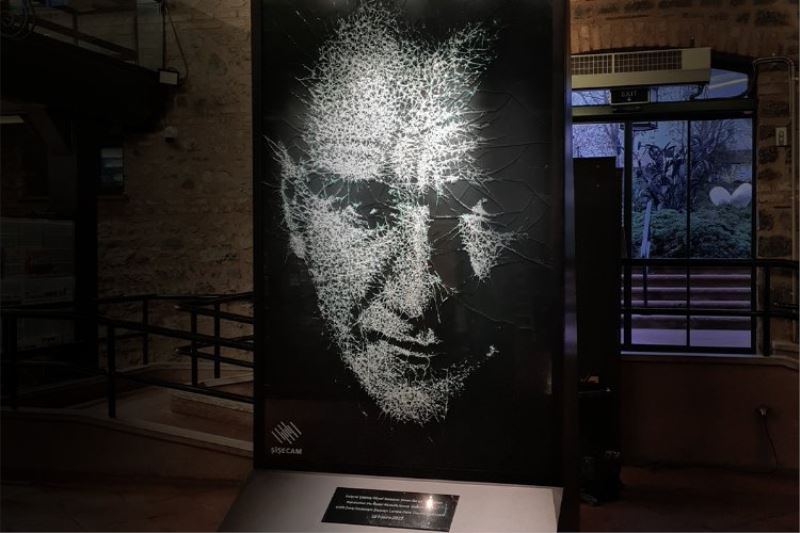 Cam Atatürk portresi Rahmi M. Koç Müzesi