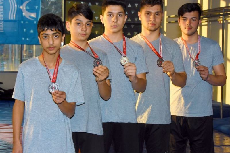 İzmir Aliağalı güreşçilerden 5 madalya birden