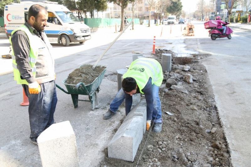 Kocaeli İzmit Demokrasi Bulvarında refüj yenileme ve aydınlatma çalışması