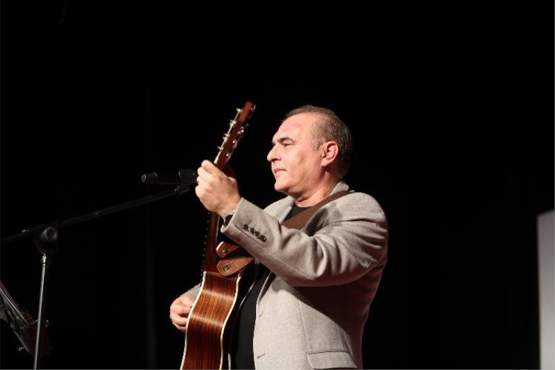 Sakarya Büyükşehir’in Aykut Kuşkaya konserinde müzik şöleni