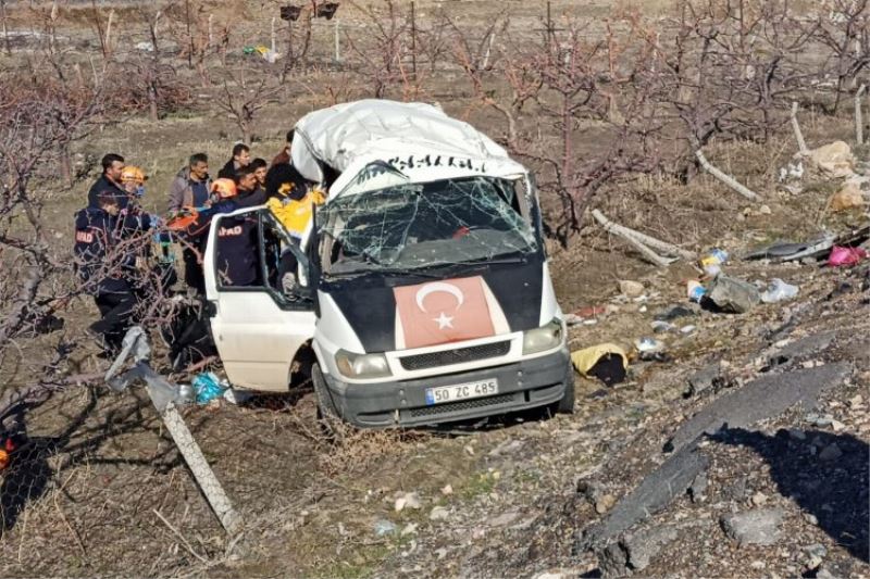 Niğde’de işçi servisi devrildi: 15 yaralı