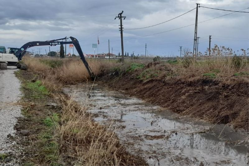 Manisa Şehzadeler Yeniköy’de dere temizlik çalışması yapıldı