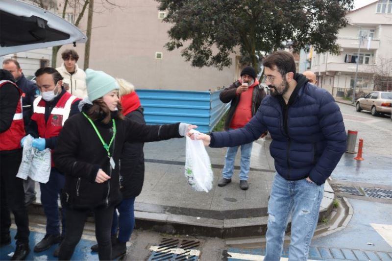 Kocaeli İzmit Belediyesi, ürettiği istiridye mantarını vatandaşlara dağıttı