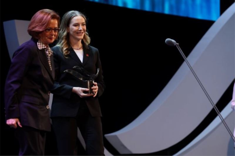 ‘Türkiye’ye Enerji Veren Kadınlar’ ‘İş Dünyası’ ödülüne Kübra Kalyoncu Şeherli layık görüldü