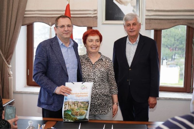 Ayvalık Belediye Başkanı Mesut Ergin, Sjenica’lı konukları tarihi binada ağırladı 