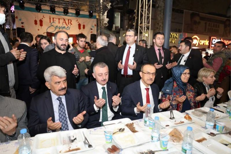 Kocaeli Cumhuriyet Bulvarı’nda 11 bin kişilik iftar