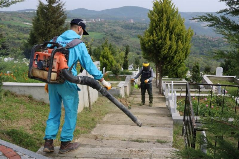 Mezarlıklarda bayrama hazırlık