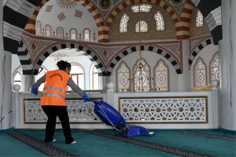 İzmir Karabağlar Belediyesi’nden camilere Ramazan temizliği