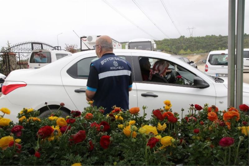 Kocaeli mezarlıklarına 5 bin adet mevsimlik çiçek