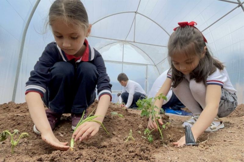 Minik öğrencilerden doğaya uygulamalı dokunuş