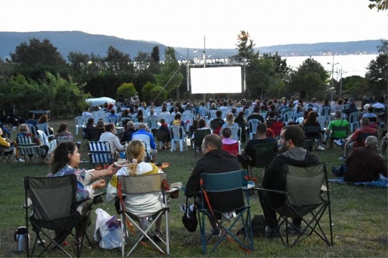 Boğaz manzaralı sinema keyfi