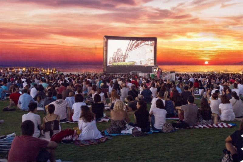 Tatil beldelerinde popüler filmler açık havada izlenecek