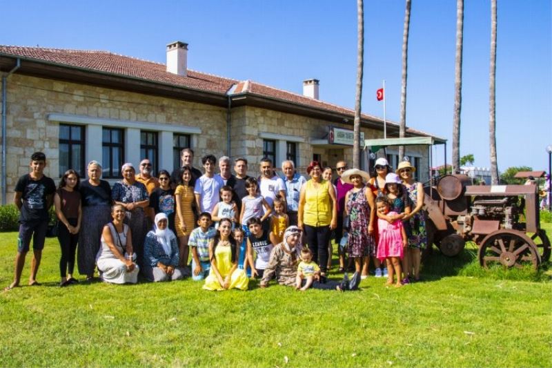 Kadınlar sabah çilek tarlasında, akşam tiyatro provasında