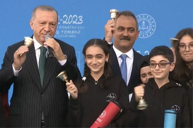 Cumhurbaşkanı Erdoğan ve Bakan Özer ilk ders zilini birlikte çaldılar