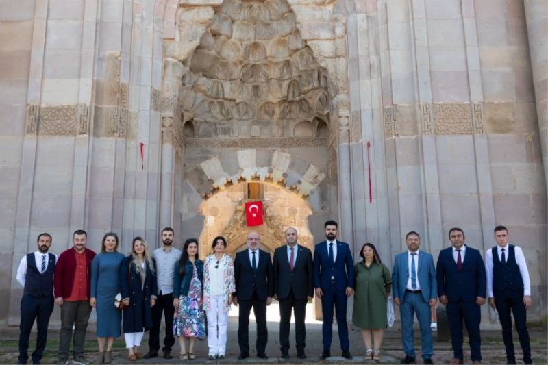 KAYÜ Bünyan MYO’nun Akademik Kurul Toplantısı Tarihi Kervansaray’da yapıldı